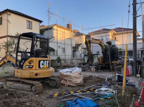 大宮区三橋 木造住宅解体重機によるコンクリート基礎解体工事