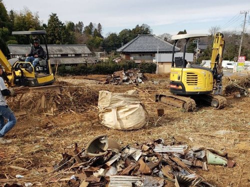 千葉県富里市 小屋解体・植栽解体 施工事例重機による小屋解体工事