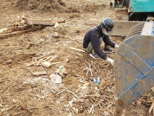 千葉県富里市 小屋解体・植栽解体 施工事例手作業による廃材の分別作業