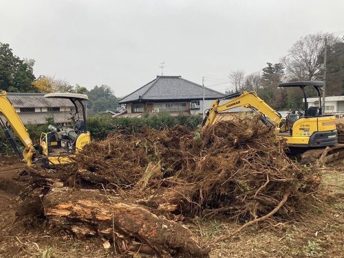 千葉県富里市 小屋解体・植栽解体 施工事例重機による植栽の撤去