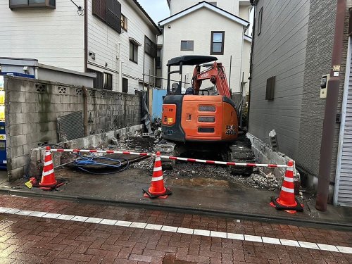 東京都足立区梅田 木造二階建て解体工事 施工事例重機による木造アパートのコンクリート基礎・土間撤去