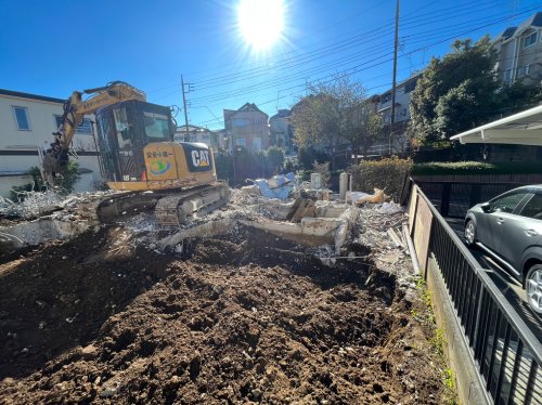 東京都三鷹市中原 鉄筋コンクリート解体工事 施工事例重機による鉄筋コンクリート造2階建の基礎撤去工事