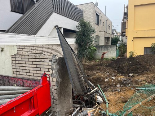 東京都練馬区石神井町 木造2階建解体工事 施行事例重機によるコンクリート基礎と外構の撤去工事