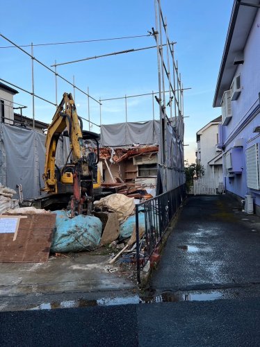 東京都町田市小川 木造住宅二階建て解体工事 施行事例重機による木造住宅二階建て解体工事