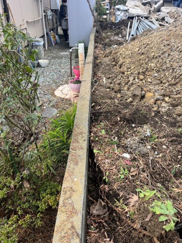 神奈川県綾瀬市小園南 木造住宅二階建て解体工事 施行事例重機によるブロック塀の解体工事