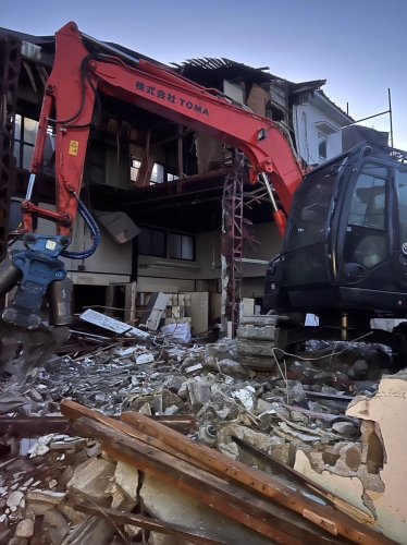 東京都墨田区立花 木造二階建て解体工事 施工事例重機による木造二階建て解体工事
