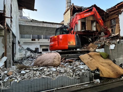 東京都墨田区立花 木造二階建て解体工事 施工事例重機による木造二階建て解体工事