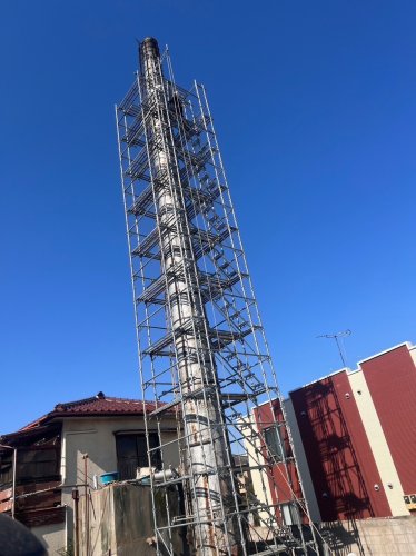 東京都墨田区立花 木造二階建て解体工事 施工事例手作業による高さ23メートルの煙突解体工事