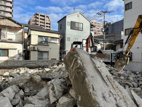 東京都江東区大島 木造3棟解体工事 施工事例重機による木造建物3棟のコンクリート基礎撤去