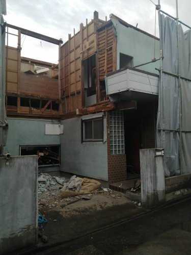 東京都三鷹市井口 木造建物2棟解体工事 施工事例手作業と重機による木造建物1棟目の解体工事