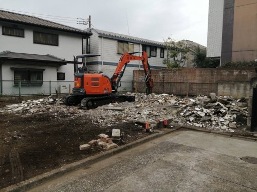 東京都三鷹市井口 木造建物2棟解体工事 施工事例重機による木造建物2棟のコンクリート基礎撤去