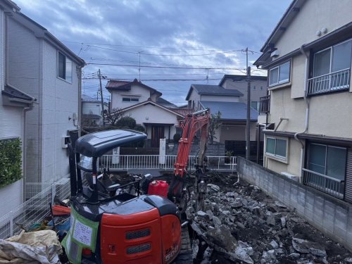 神奈川県大和市上草柳 木造住宅二階建て解体工事 施工事例重機による木造住宅二階建てのコンクリート基礎撤去