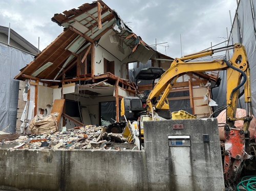 神奈川県横浜市港北区新吉田 木造建物解体工事 施工事例重機による木造二階建て解体工事
