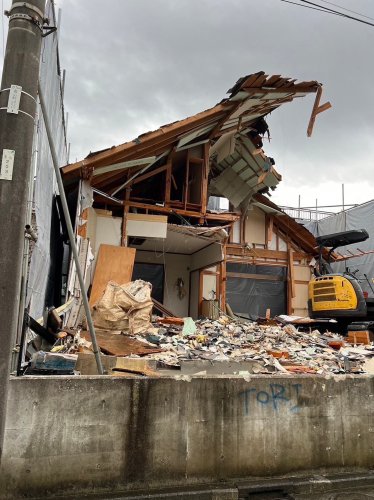 神奈川県横浜市港北区新吉田 木造建物解体工事 施工事例重機による木造二階建て解体工事