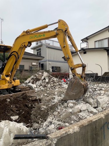 神奈川県横浜市港北区新吉田 木造建物解体工事 施工事例重機による基礎コンクリート撤去工事