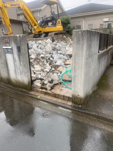 神奈川県横浜市港北区新吉田 木造建物解体工事 施工事例重機による外構コンクリート擁壁撤去工事