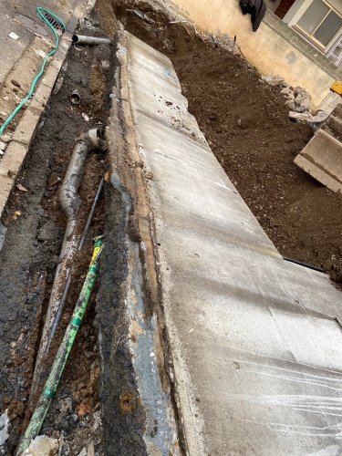 神奈川県横浜市港北区新吉田 木造建物解体工事 施工事例重機による外構コンクリート擁壁撤去工事