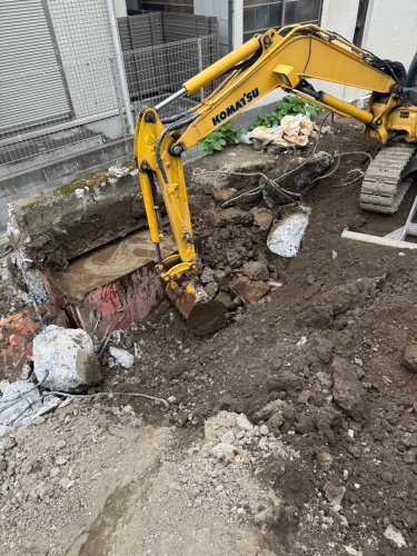 東京都江東区東砂 基礎解体工事 施工事例重機による鉄筋コンクリート基礎掘削工事の様子