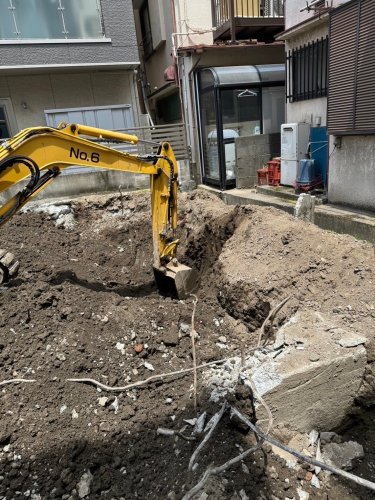 東京都江東区東砂 基礎解体工事 施工事例重機による鉄筋コンクリート基礎掘削工事の様子