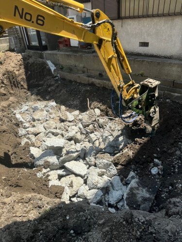 東京都江東区東砂 基礎解体工事 施工事例重機による鉄筋コンクリート基礎解体工事の様子