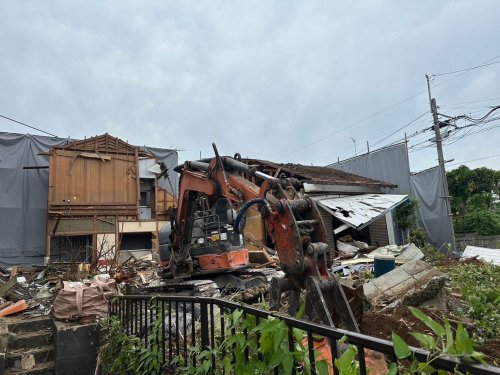 神奈川県伊勢原市高森台 木造解体工事 施工事例重機による木造二階建て解体工事