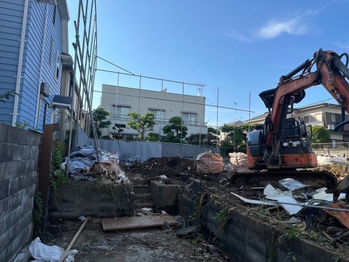 神奈川県伊勢原市高森台 木造解体工事 施工事例重機による外構解体工事