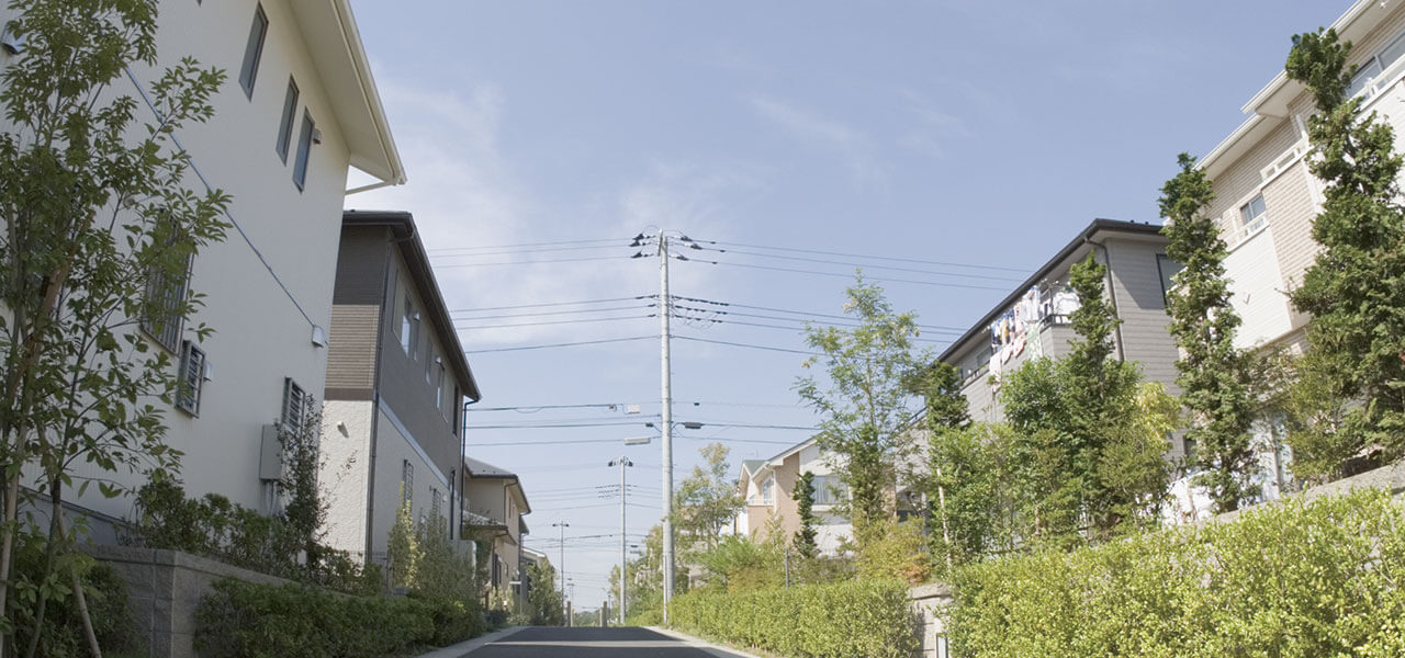 神川町の解体工事をリードする優伸コーポレーションは、塗装・舗装工事も手がける塚本建設とともに神川町を支援しています。